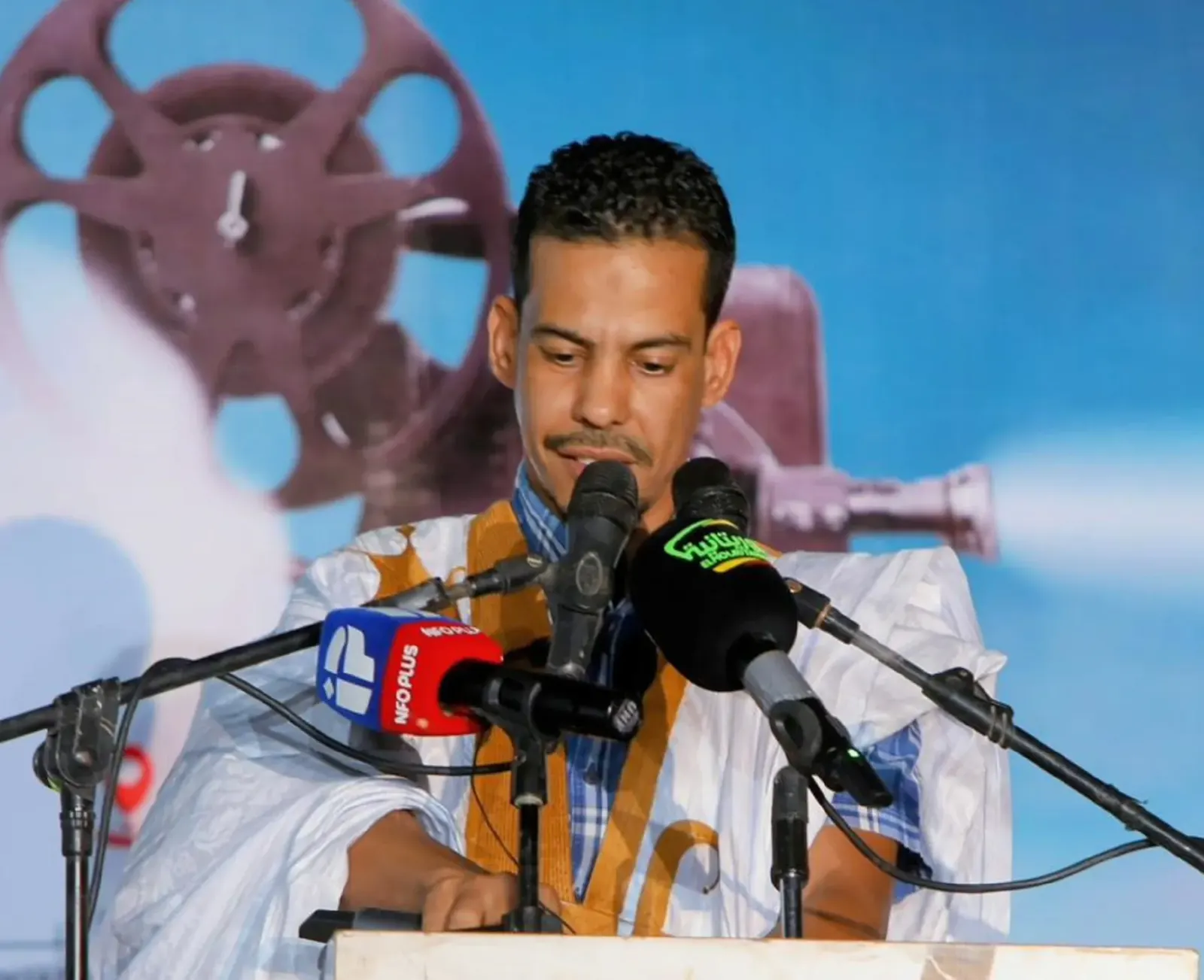 المؤسس محمد المصطفى البان على المنصة